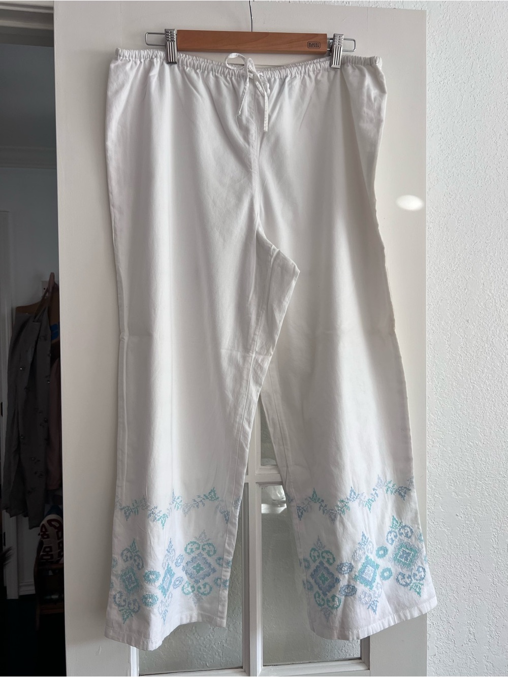 Liz Claiborne White Embroidered Cotton Pants